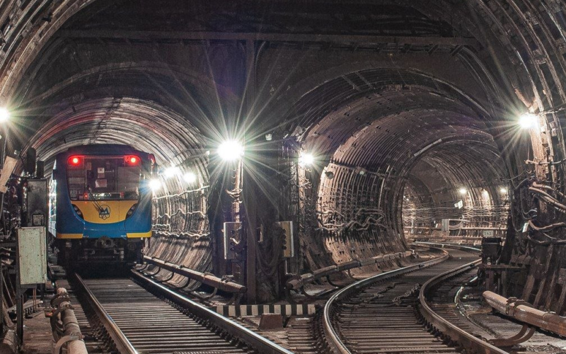 З 10 вересня метро в Києві працюватиме на годину довше