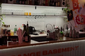 «Якийсь київський підвал» Orange Bar відкрили біля метро «Хрещатик»