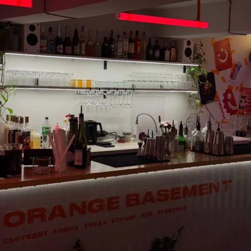 «Якийсь київський підвал» Orange Bar відкрили біля метро «Хрещатик»