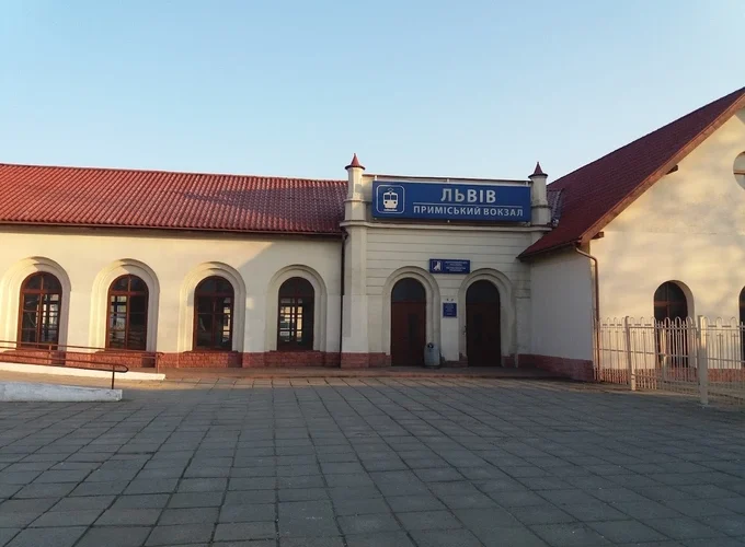 Приміський вокзал у Львові пропонують ліквідувати або перенести. Що буде на його місці