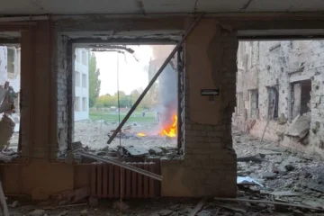 Росіяни атакували школу в Сумах чотирма авіабомбами: є загиблі, 100 людей евакуювали