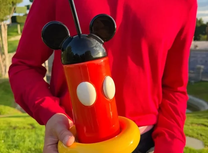 Диван у формі Міккі Мауса і термочашка з вухами. Густав Вестман і Disney створили спільну колекцію