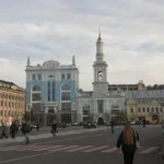Стихійна парковка утворилася на місці демонтованого колеса огляду на Контрактовій площі – місцеві жителі