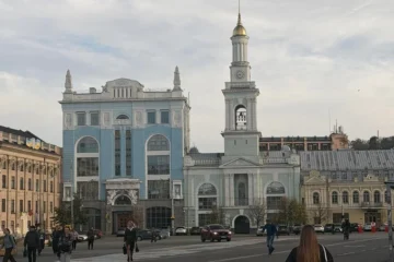 Стихійна парковка утворилася на місці демонтованого колеса огляду на Контрактовій площі – місцеві жителі