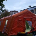 У трьох районах Києва розгорнули «пункти незламності», де можна зарядити гаджети