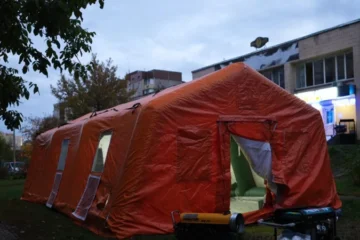 У трьох районах Києва розгорнули «пункти незламності», де можна зарядити гаджети