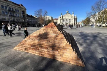 «Тільки не пускайте джип-тури на Піп Іван – він сиплеться». У центрі Львова встановили цегляну «Говерлу»