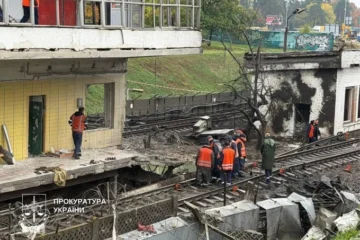 Російський обстріл пошкодив метро. Не працюють станції «Чернігівська» та «Лісова» 