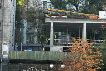 На Хрещатику поновили зведення торгового центру, попри скарги мешканців на тріщини у квартирах