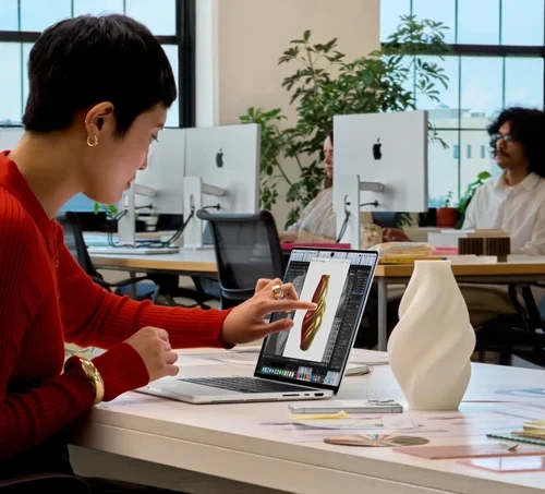 Apple випустила перший MacBook з сенсорним екраном