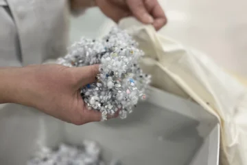 Японський бренд випустив меблі з перероблених кросівок