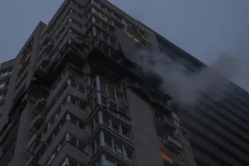 Через атаку РФ загорілася квартира в багатоповерхівці у Святошинському районі: є загиблі