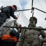 Нептун тріскається, Адоніс втратив спис. У Львові обстежили скульптури фонтанів на площі Ринок