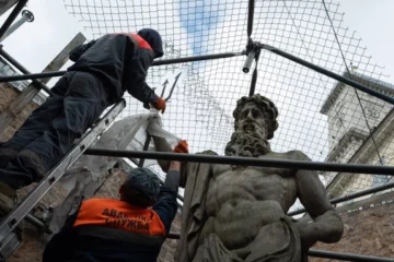 Нептун тріскається, Адоніс втратив спис. У Львові обстежили скульптури фонтанів на площі Ринок
