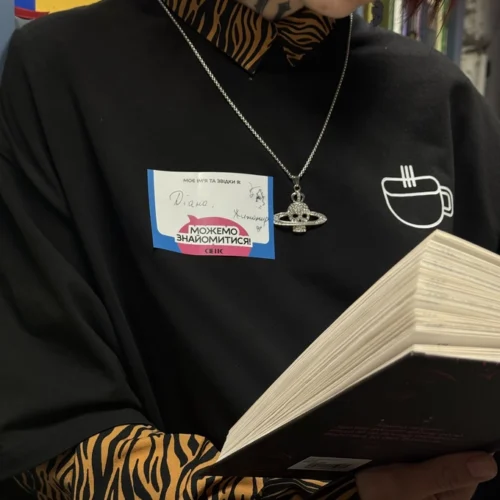 Книгарні «Сенс» запроваджують наліпки для відвідувачів, відкритих до спілкування
