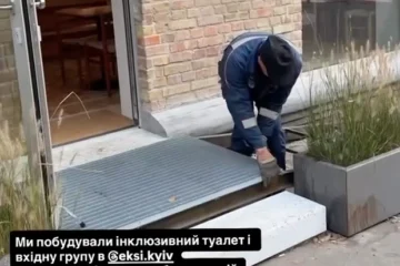 «Грубо виривали з асфальту». До кав’ярні Eksi повернули пандус, який демонтував Київблагоустрій