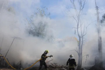 Росіяни влучили в будівлю ресторану на Оболоні: є постраждалі