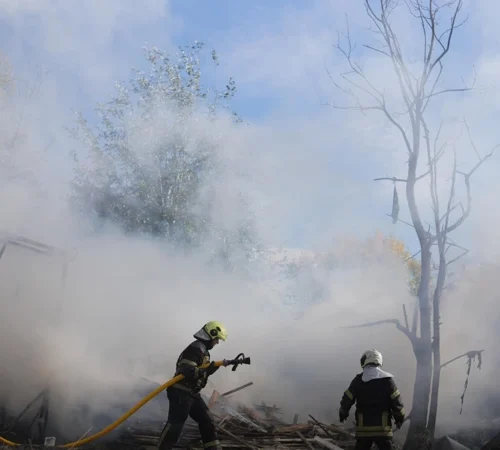 Росіяни влучили в будівлю ресторану на Оболоні: є постраждалі