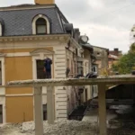 У Львові почали демонтувати триповерховий самобуд біля входу до Стрийського парку
