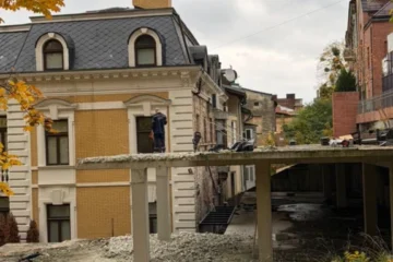 У Львові почали демонтувати триповерховий самобуд біля входу до Стрийського парку