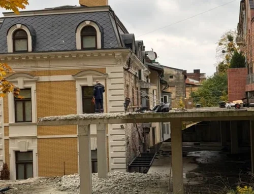 У Львові почали демонтувати триповерховий самобуд біля входу до Стрийського парку