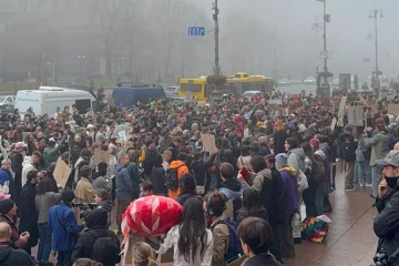 Під стінами КМДА зібралися активісти: вимагають відставки Віталія Кличка