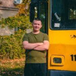 Ветеран із протезом вперше в Україні став водієм трамвая