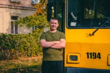 Ветеран із протезом вперше в Україні став водієм трамвая