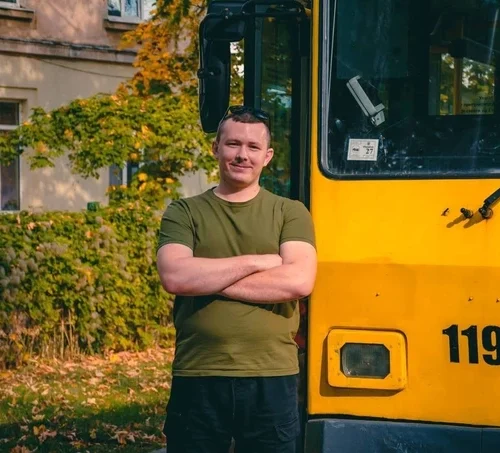 Ветеран із протезом вперше в Україні став водієм трамвая