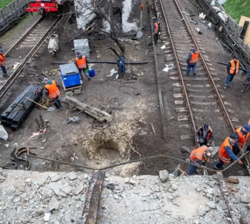 Станція метро «Лісова» відновила роботу
