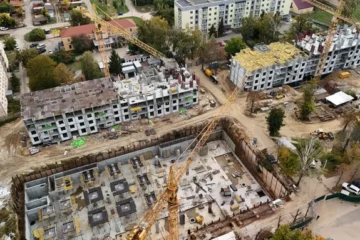 У Гостомелі на місці знищених будинків будують житловий квартал з укриттям на понад тисячу людей