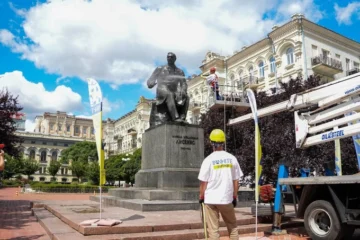 На пам’ятниках у Києві з’явилися пліснява й рослини. Захисні конструкції частково знімають