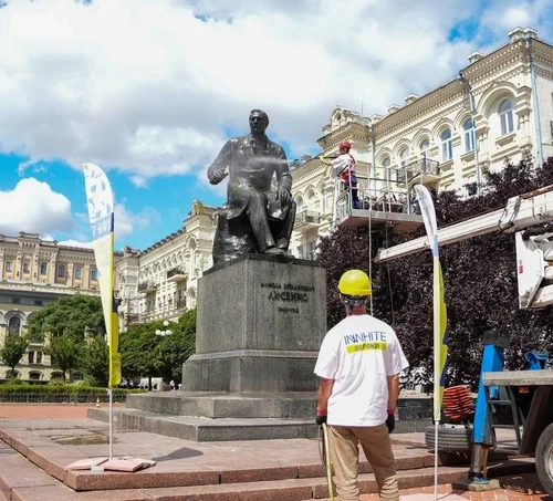 На пам’ятниках у Києві з’явилися пліснява й рослини. Захисні конструкції частково знімають