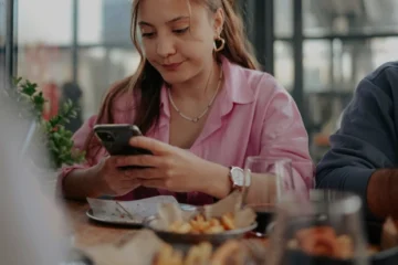 Чи ок «втикати» в телефон під час їжі?