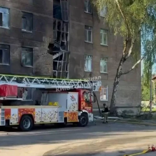 У Солом’янському районі російський дрон влучив у школу. Будівля загорілась