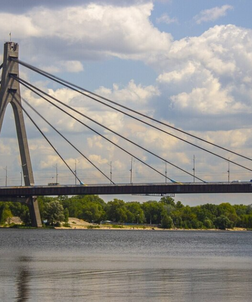 Росіяни влучили в Північний міст: рух з лівого на правий берег перекрито