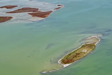 На Каспійському морі утворився новий острів через падіння рівня води