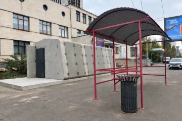 КМДА купує 14 мобільних укриттів із переплатою у 30%. Перше встановили біля підземки – «Пасажири Києва»