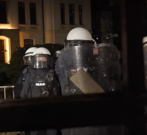 У Польщі спалахнули протести під Конституційним трибуналом. Опозиція каже про «державний переворот»